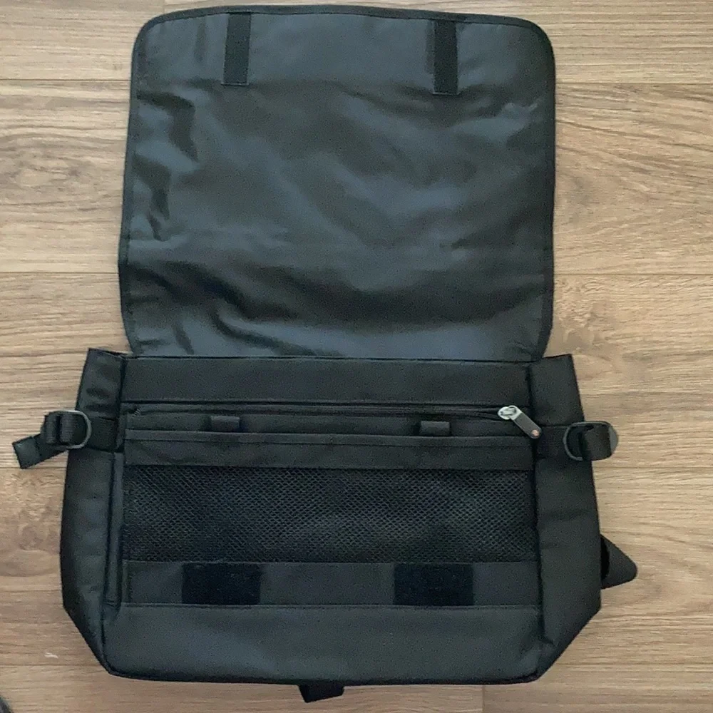 Victorinox SWISS army computer crossbody black nylon bag